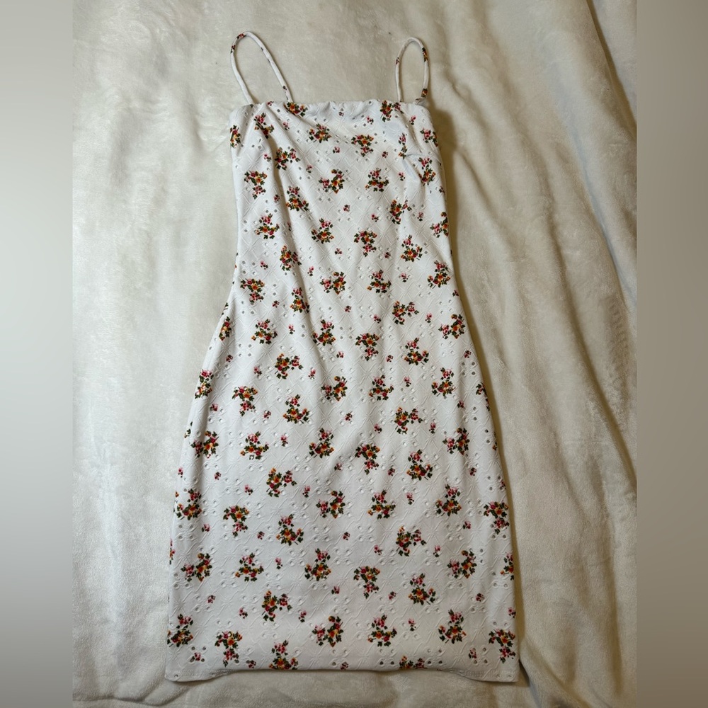 XS Windsor Feeling Sweet And Stylish Eyelet Mini Dress - White Floral - Picture 5 of 9